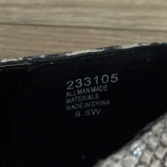 Theme‎ Shoes Snakeskin Print Buckle Accent Low Heeled Pumps Women Size 8.5W Edgy - Picture 8 of 8